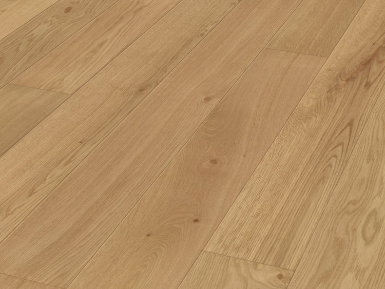 Bodenbelag aus Eiche mit natürlicher Maserung und Astlöchern in Dielenform.
