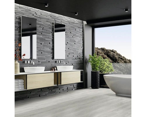 Modernes Badezimmer mit Waschtischen, Spiegeln und Badewanne vor einem Fenster mit Bergblick