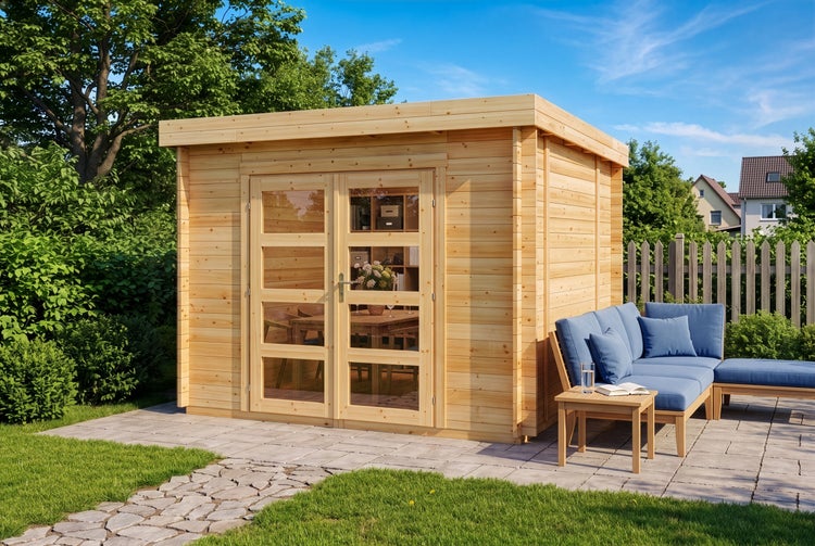 Modernes Gartenhaus aus Holz mit Flachdach und Glasdoppeltüren auf einer gepflasterten Terrasse neben Gartenmöbeln und Rasen.