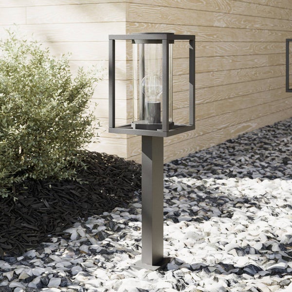 Dekoratives Kinderzimmer mit Bett, Kissen und Kommode für eine gemütliche Atmosphäre