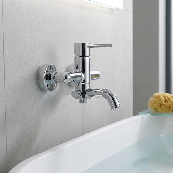 Wandmontierte Wannenarmatur aus verchromtem Metall mit Einhebelmischer über einer Badewanne an einer gefliesten Wand.