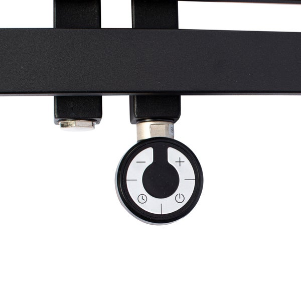 Nahaufnahme eines kreisförmigen Reglers an einem schwarzen Heizkörper mit Symbolen für Ein-Aus, Timer, Plus und Minus.