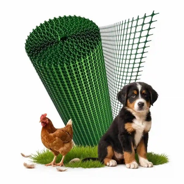Eine Rolle mit grünem Kunststoffzaun für den Garten, zusammen mit einem Welpen und einem Huhn.