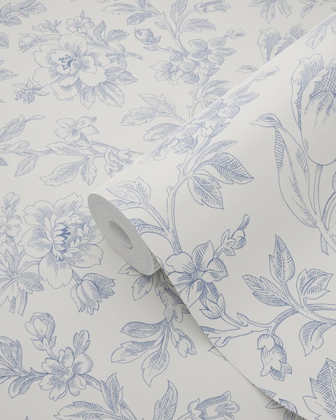 Vliestapete mit floralem Muster in Blau auf hellem Hintergrund, klassisches Blumendesign mit feinen Linien.