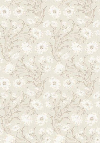 Frau liest Buch auf einer Gartenschaukel mit Kettenaufhängung und hellen Polstern.