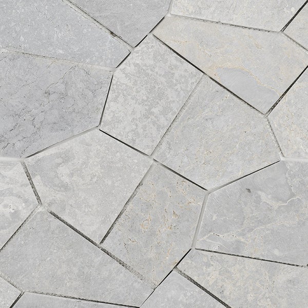 Natursteinmosaik aus unregelmäßig geformten Steinplatten für Wand und Boden im Innenbereich