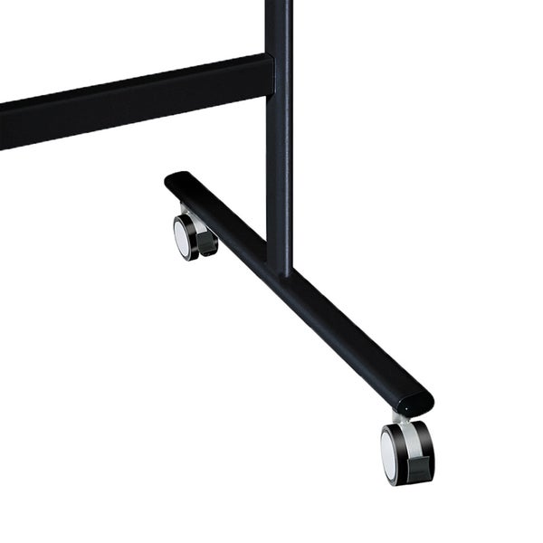 Detailansicht eines schwarzen Metall-Standfußes mit zwei feststellbaren Rollen für mobile Whiteboards oder Trennwände.