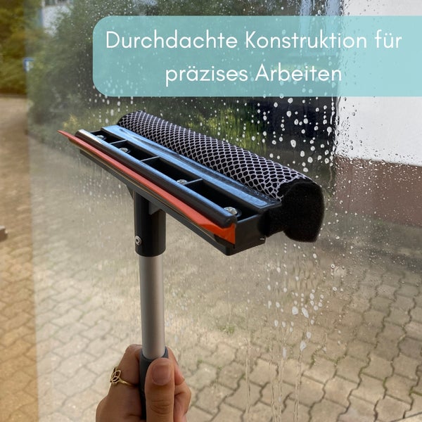 Fensterwischer mit Teleskopstiel in Benutzung