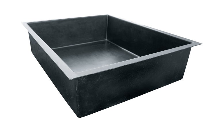 Rechteckiges schwarzes Teichbecken aus Kunststoff mit flachem Rand.