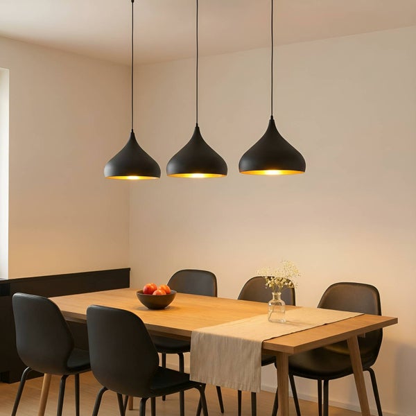 Esszimmer mit Esstisch und drei Pendelleuchten