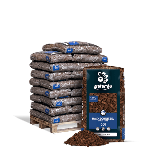 Galamio Hackschnitzel aus 100 Prozent Waldkiefer, 60 Liter Säcke auf einer Palette gestapelt, Körnung 5 bis 60 Millimeter.