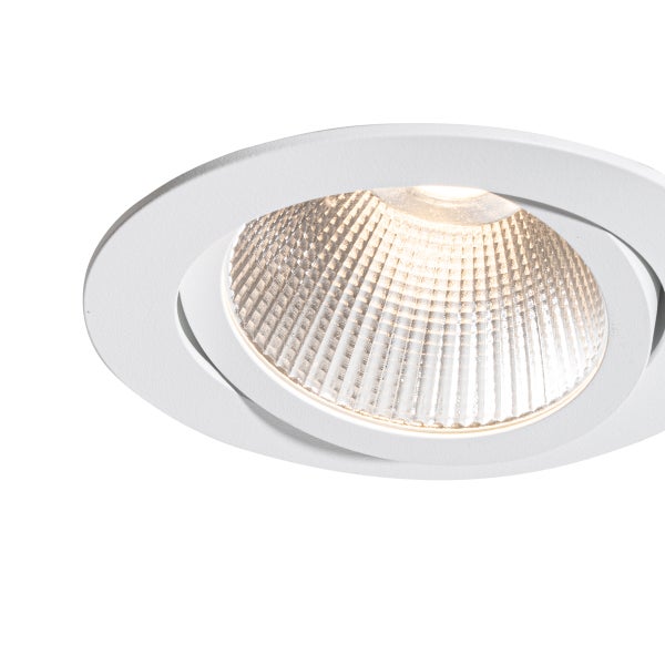 Runder weißer LED Einbaustrahler mit facettiertem Reflektor.