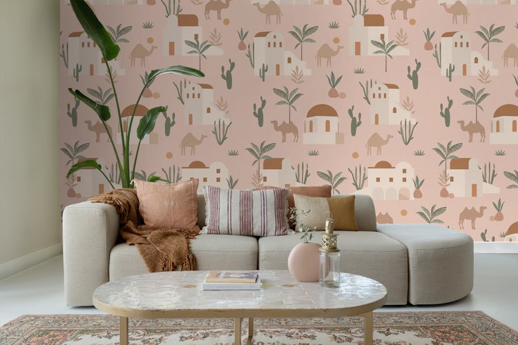Wohnzimmer mit Sofa, Kissen und einem gemusterten Hintergrund mit Kamelen und Pflanzenmotiven.