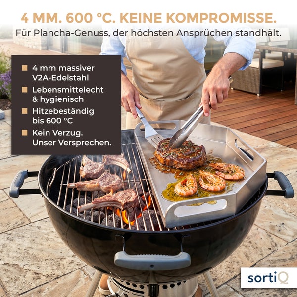 Person grillt Fleisch und Garnelen auf einer massiven Edelstahl Plancha auf einem Kugelgrill mit SortiQ Logo