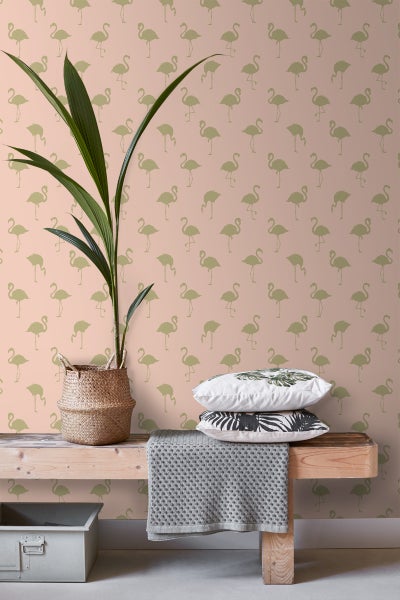 Wandgestaltung mit Flamingo Muster, Holzbank, Kissen und Zimmerpflanze in einem geflochtenen Korb