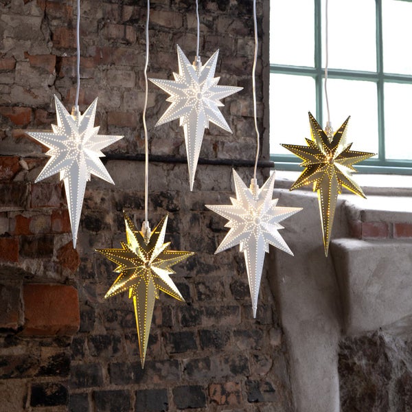 Dekorative Außenbeleuchtung mit hängenden Laternen und einer Lichterkette an einer Holzwand