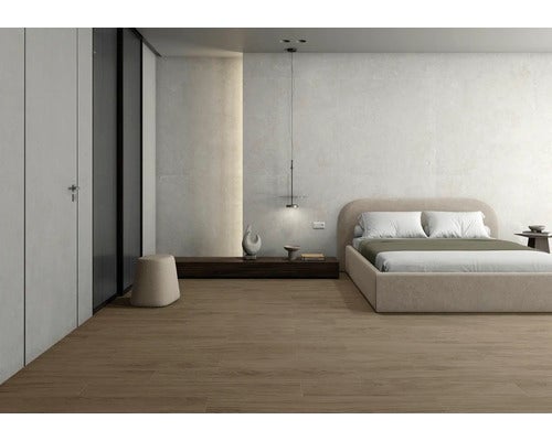 Schlafzimmer mit Bett, Nachttisch und Holzbodenfliesen