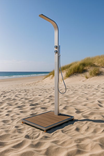 Moderne Gartendusche aus Metall mit Bodenplatte aus Holzlatten in einer hellen, weitläufigen Strandszene mit Dünen und Meer.