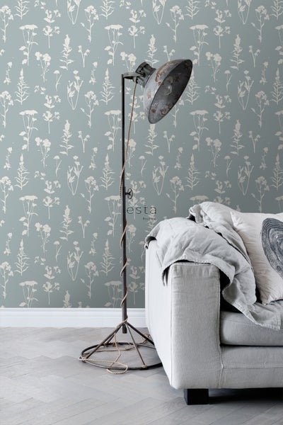 Zimmeransicht mit Blumentapete, Stehlampe und Sofa