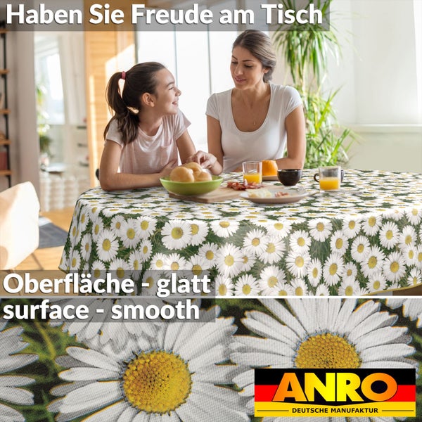 Familie sitzt am Tisch mit einer Tischdecke mit Gänseblümchenmuster und glatter Oberfläche. ANRO Deutsche Manufaktur Logo.