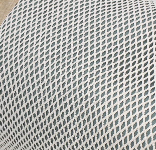 Nahaufnahme eines weißen Netzgewebes mit Rautenmuster.