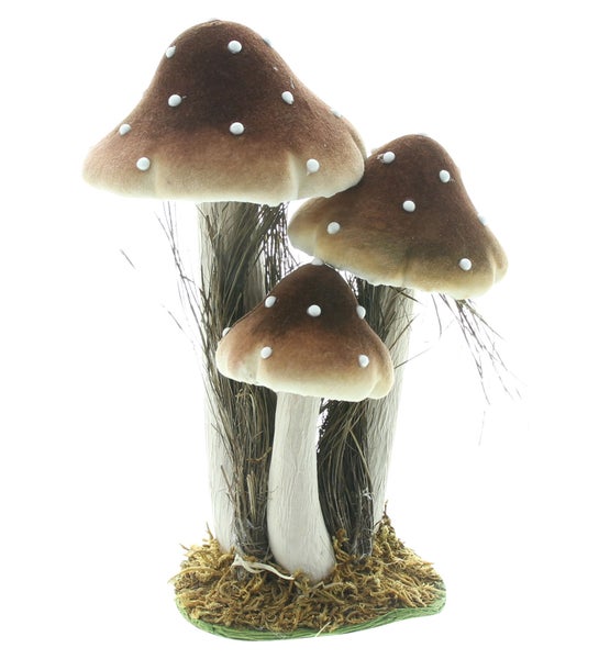 Deko Pilzgruppe aus drei Pilzen mit beflockten Kappen und Stielen aus Naturmaterialien als herbstliche Tischdekoration