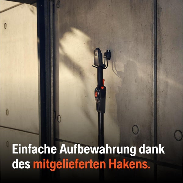Husqvarna Teleskop Heckenschere mit Aufhängevorrichtung an einer Wand