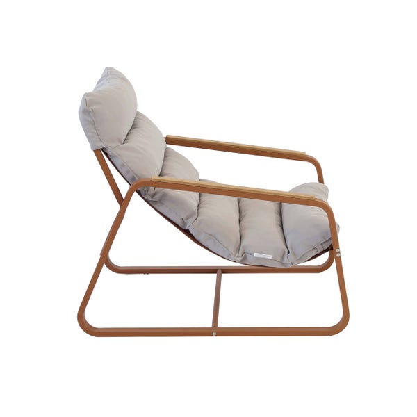 Garten-Loungesessel mit braunem Metallgestell, Armlehnen aus Holz und grauem Polster.