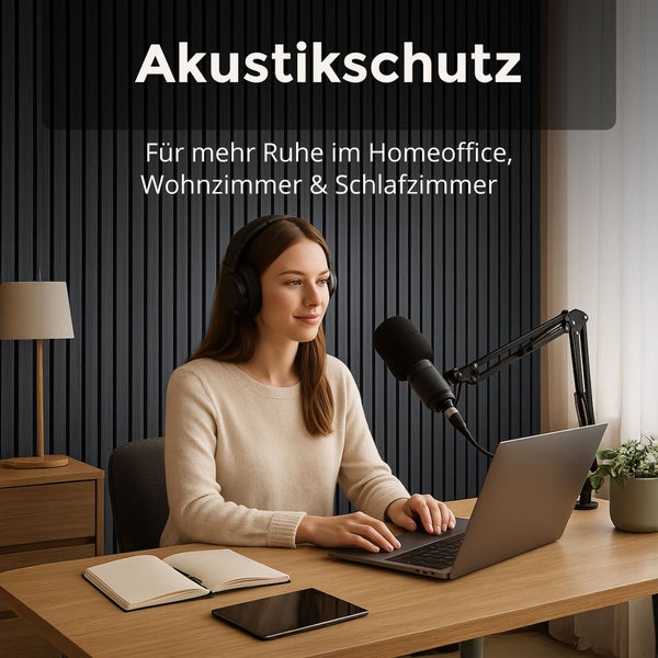 Akustikpaneele an der Wand im Homeoffice hinter einer Frau am Schreibtisch mit Laptop und Mikrofon für verbesserten Schallschutz.