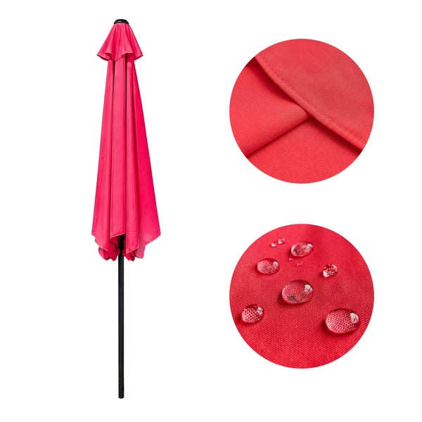 Roter geschlossener Sonnenschirm mit wasserabweisendem Stoff und Detailansicht der Materialstruktur.