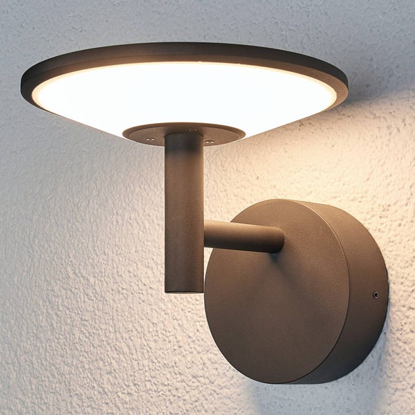 Moderne LED-Außenwandleuchte in Anthrazit mit rundem, flachem Leuchtkopf und kreisförmiger Wandhalterung.