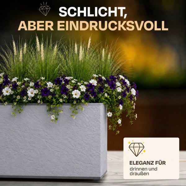 Rechteckiger Pflanzkübel mit Struktur, bepflanzt mit Gräsern, weißen und violetten Blumen für den Innenbereich und Außenbereich.