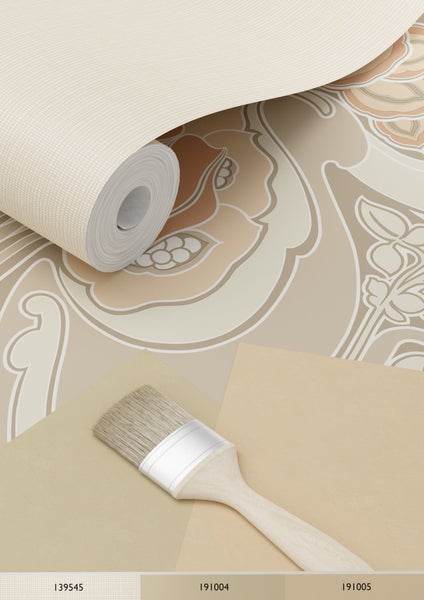 Tapetenrolle mit floralem Muster und Farbpalette mit Pinsel