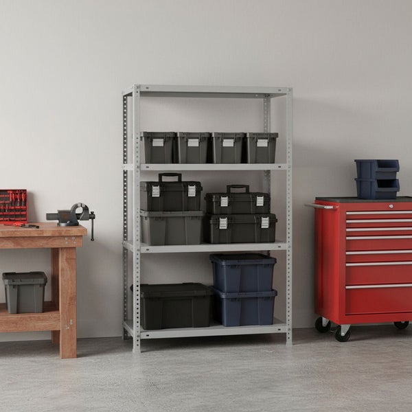 Organisierte Werkstatt mit Metallregal voller Lagerboxen, Holzwerkbank mit Schraubstock und rollbarem Werkzeugwagen aus Metall.