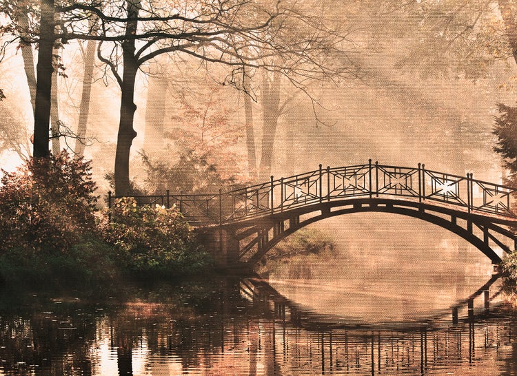Leinwandbild mit einer Bogenbrücke in einem Park über einem Fluss mit Bäumen und Spiegelung im Wasser, nostalgischer Stil.