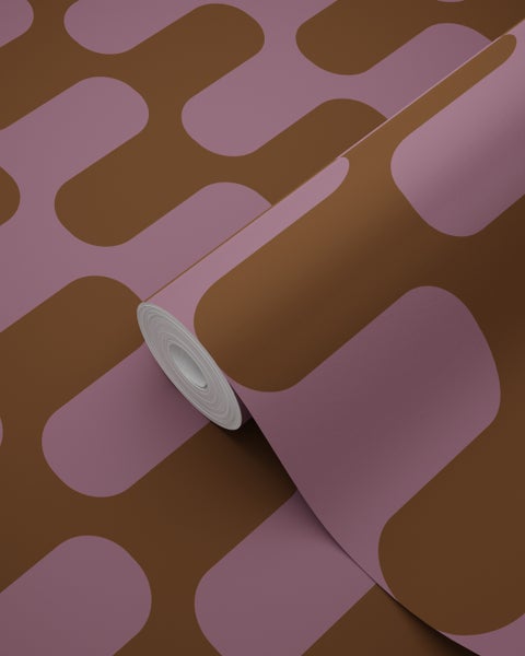 Vliestapete mit retro geometrischem Muster aus abgerundeten Formen in Braun und Altrosa.
