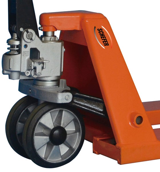 Detailansicht eines Gabelhubwagens mit Rädern und Schefer Logo.