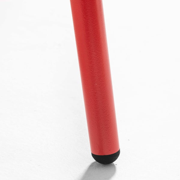 Rotes Stuhlbein aus Metall mit schwarzer Schutzkappe am Fuß.