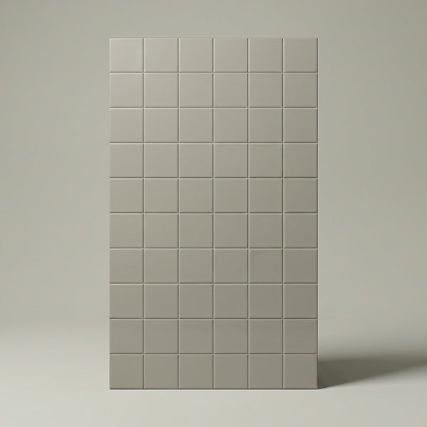 Wandfliese im quadratischen Format als Fliesenmuster in einer vertikalen Anordnung.