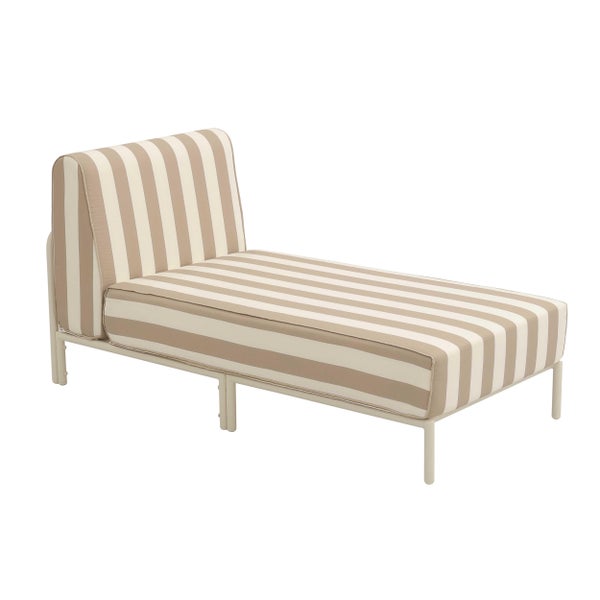 Gestreifte Gartenliege in Beige und Weiß mit Rückenlehne und Metallgestell.