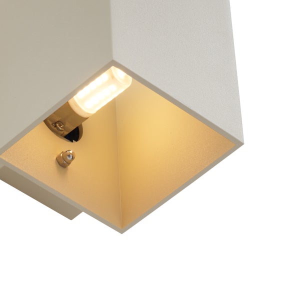 Detailansicht einer würfelförmigen Deckenleuchte mit LED Leuchtmittel