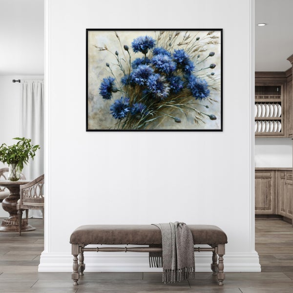 Gerahmtes Wandbild mit blauen Kornblumen im ländlichen Interieur mit Sitzbank und Decke in einem offenen Wohnbereich.