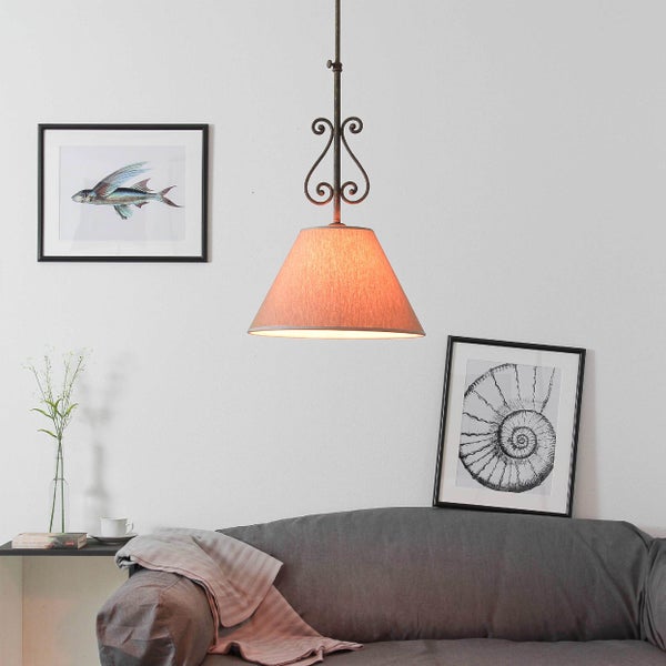 Hängelampe über Sofa mit Dekoration