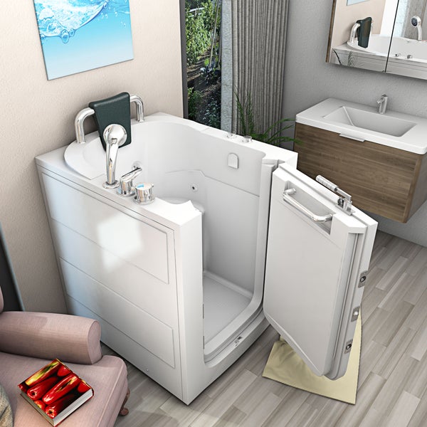 Begehbare Badewanne mit offener Tür in einem Badezimmer