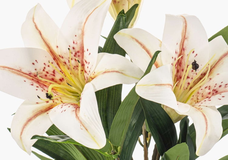 Künstlicher Zweig mit violetten Blüten aus Textilgewebe.