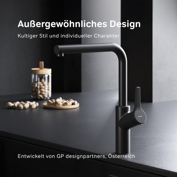 Moderne schwarze Küchenarmatur mit hohem Auslauf auf einer Arbeitsplatte in einer minimalistischen Küche