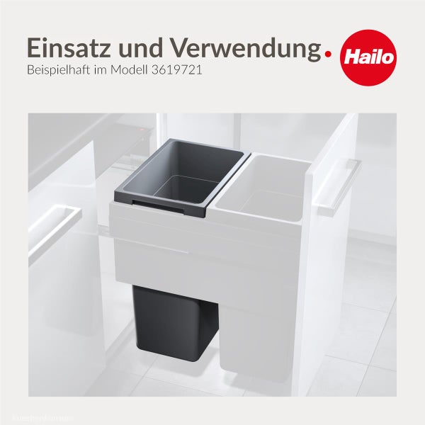 Hailo Logo. Mülltrennsystem mit grauen Kunststoffbehältern in einer ausziehbaren Schublade eines weißen Küchenunterschranks.