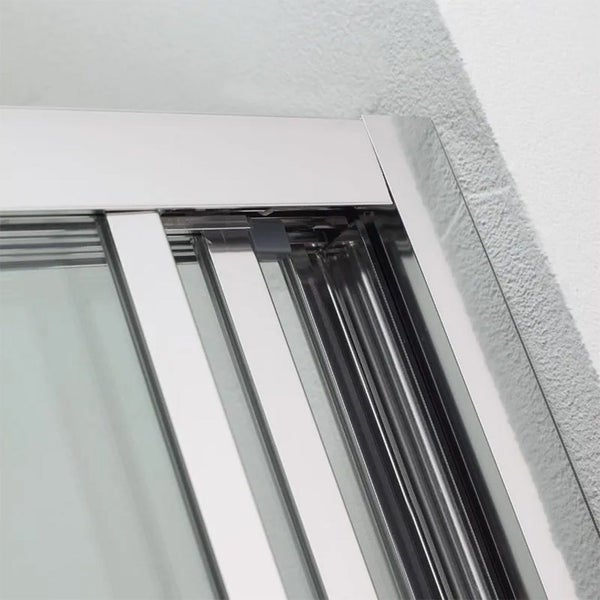 Detailansicht einer Duschkabine mit Schiebetüren und silberfarbenem Rahmen