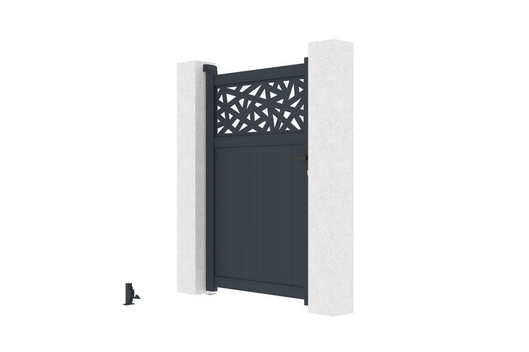 Modernes Gartentor aus Aluminium mit dekorativem geometrischem Muster im oberen Bereich und vertikalen Lamellen, montiert zwischen zwei Pfeilern.