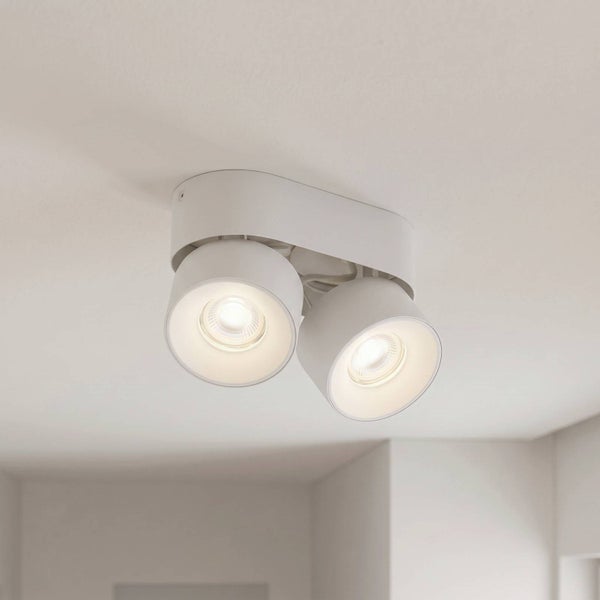 Zweiflammiger LED Deckenstrahler aus Metall mit zwei schwenkbaren zylindrischen Leuchtköpfen zur Deckenmontage